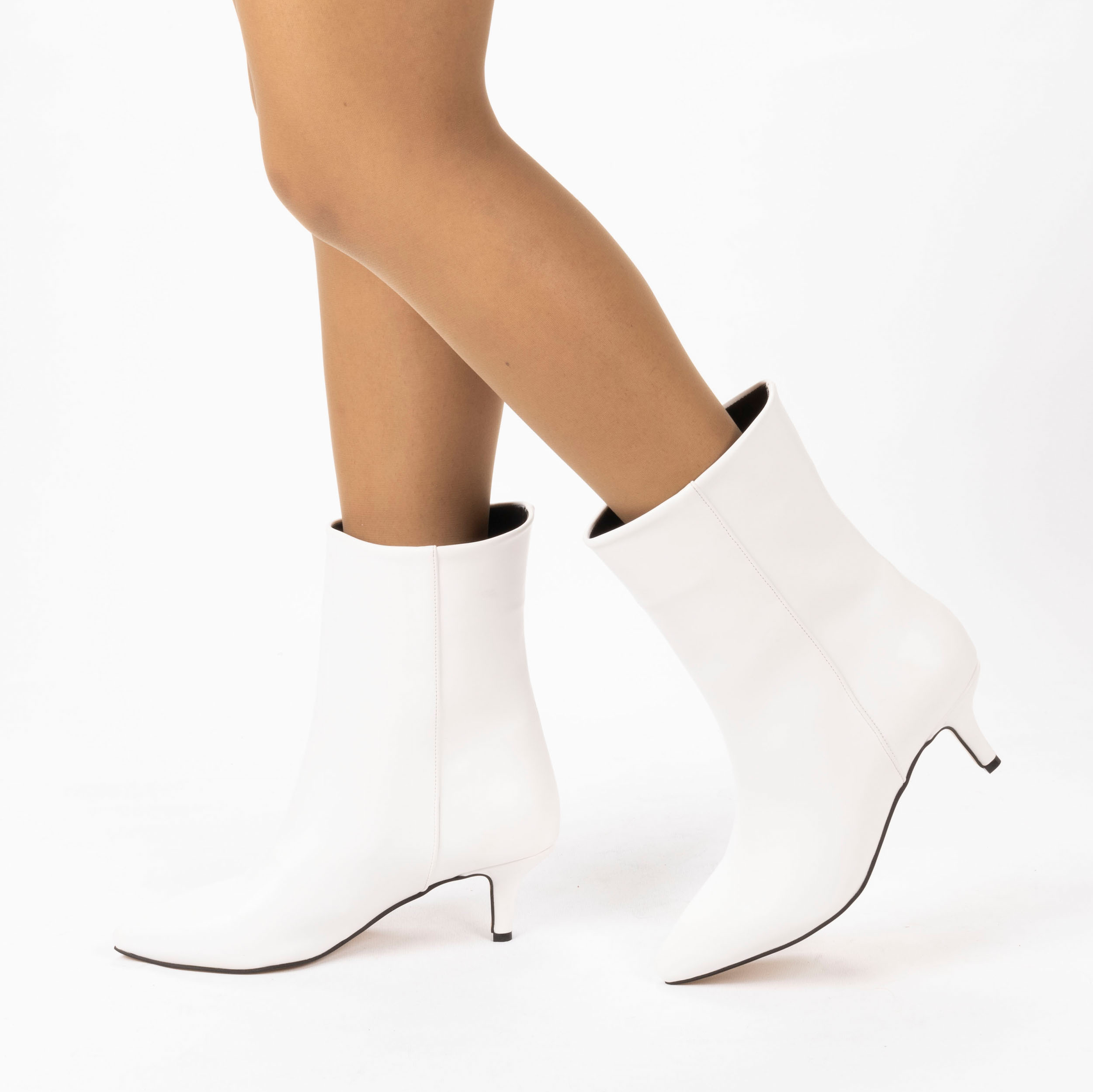 Kadın Kısa Topuklu Sivri Burunlu Klasik Şık Bot, Renk: Beyaz, Beden: 37